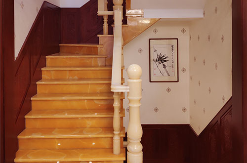 蒙城中式别墅室内汉白玉石楼梯的定制安装装饰效果